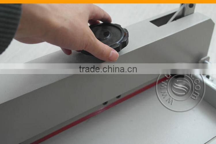 Cheap manual cutter for cutting paper