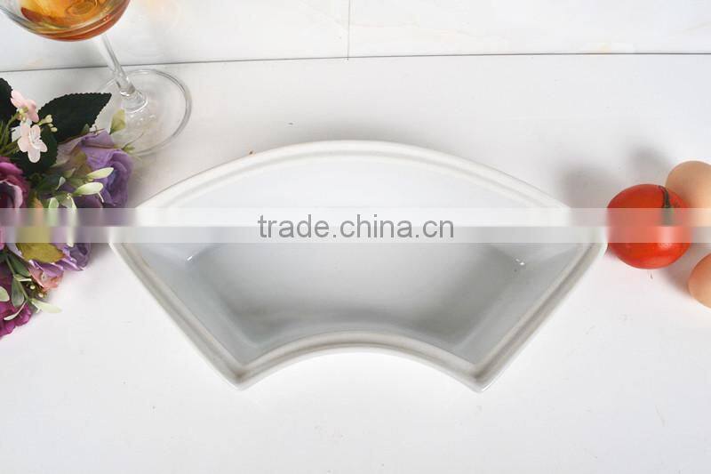 17.5" porcelain bakeware with lid