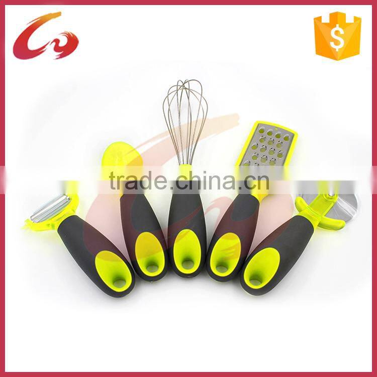 Space saving hanging round handle cooking tool set