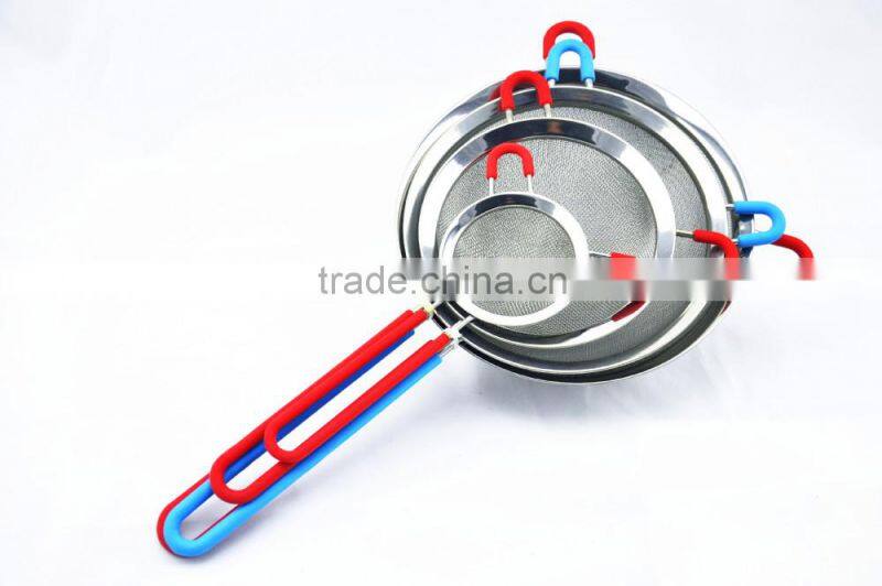 stainless steel kitchen mesh strainer with silicone sleeve on handle