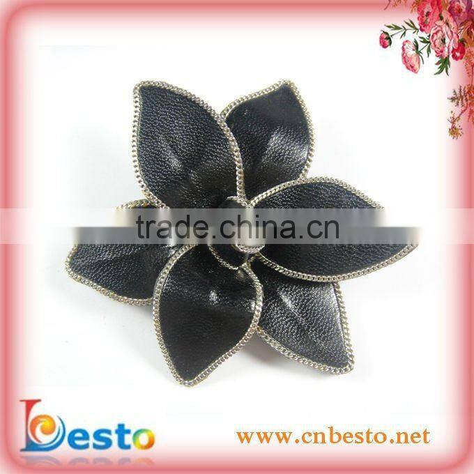 SF0308 Pretty handmade chain edge black leather flower brooch for men