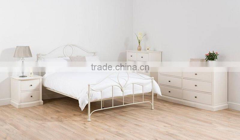 Classic style metal bedstead