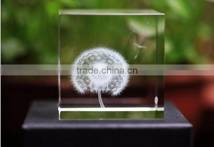 Desktop 3D k9 Crystal Glass Cube With Dandelion Figurines Inside For Souvenir Gifts
