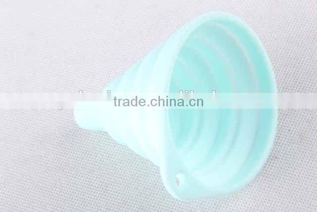 Hanging cooking tool folding circular silicone funnel