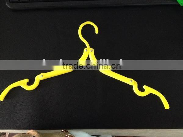 Foldable clothes hanger
