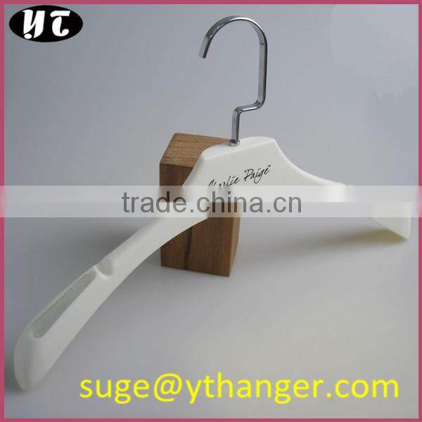 RL905 white plastic clothes hanger manufactory