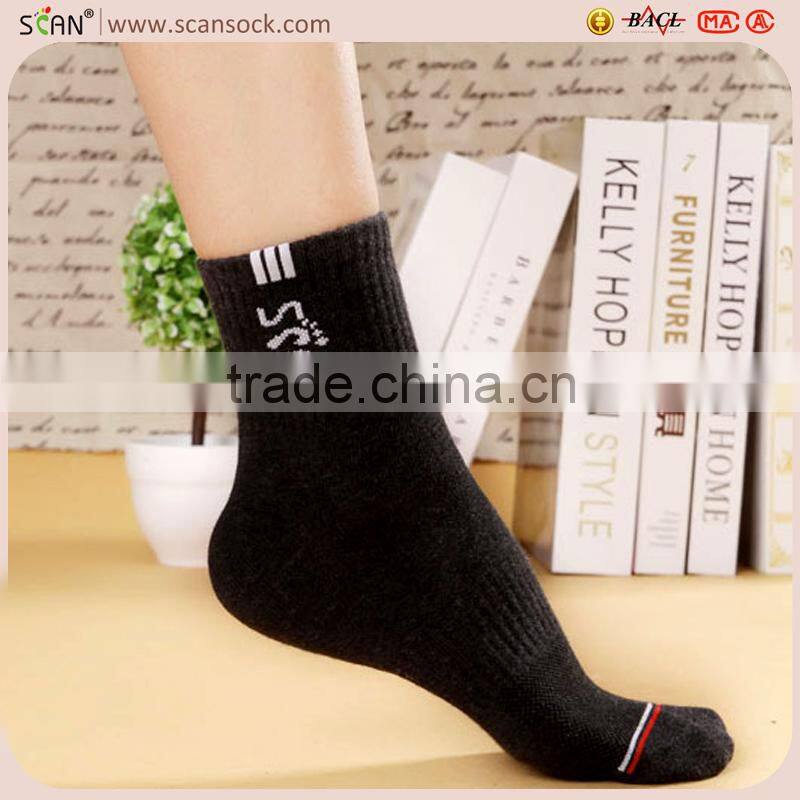 Elite Men custom logo sport cotton ankle socks,white/black whole design ankle sport men socks supplier