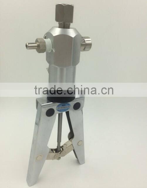 Pneumatic hand pressure calibrator