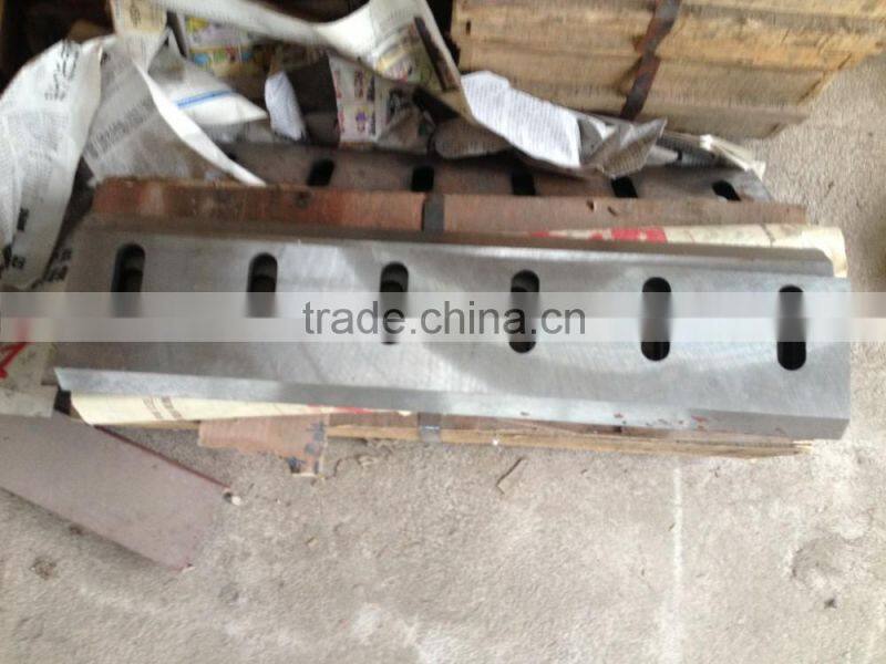 Waste plastic shell crusher with low noise