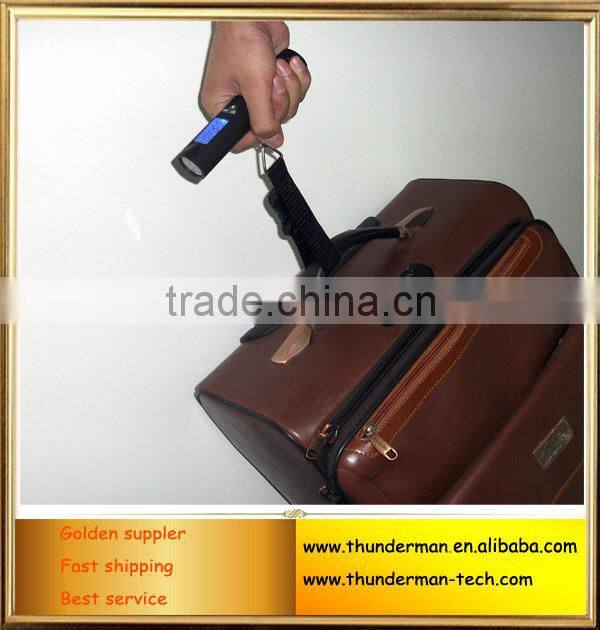 Portable digital luggage weighing scale with flashlight function