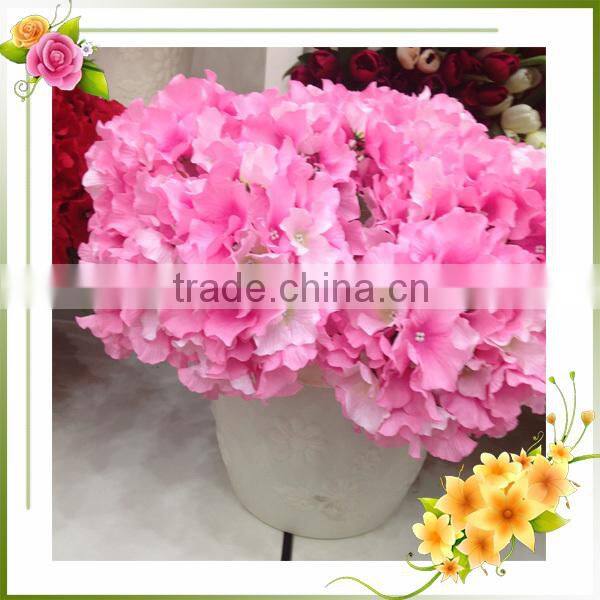 white wedding flower arrangements