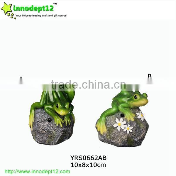 Garden decoration Resin figure frog and stone craft with shadow control and solar panel