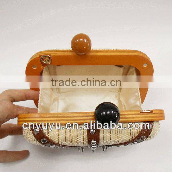 Glitter woody hard case box clutch with kiss clasp