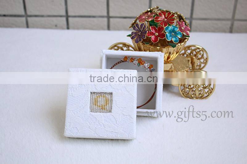 2016 Fashion white wedding souvenirs jewelry boxes with beaded name plate of B