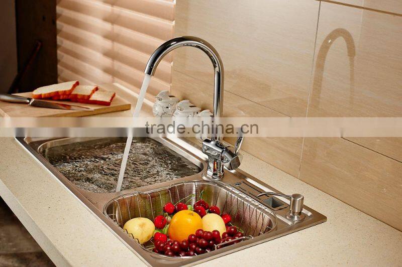 Single hole single handle high-arc kitchen faucet in polished chrome