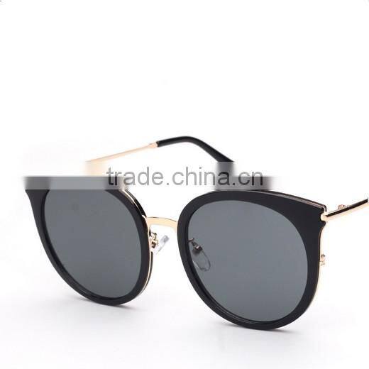 Women upscale retro transparent block sunglasses