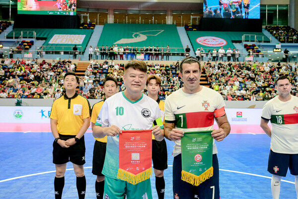 Luis Figo, the captain of Portugal Icons, and Natalis Chan, the captain of GBA Flying Dragon, exchanged pennants. Luis Figo, the captain of Portugal Icons, and Natalis Chan, the captain of GBA Flying Dragon, exchanged pennants.