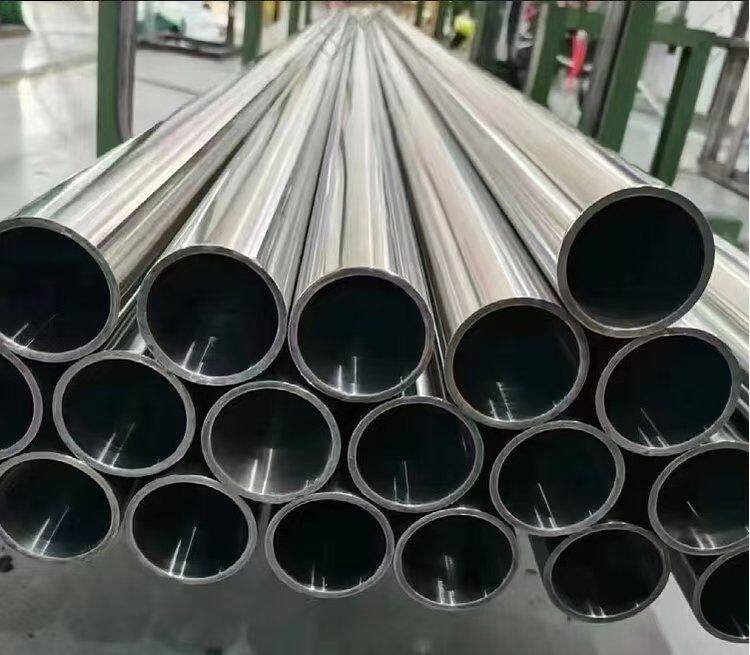 What are the differences in application scenarios between sanitary grade stainless steel pipes and B