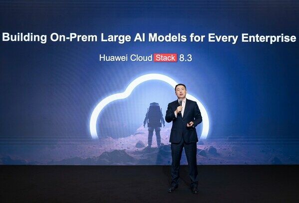 Johnny Lyu, CTO of Huawei Hybrid Cloud for International Business, launching the industry's first hybrid cloud for large AI models Johnny Lyu, CTO of Huawei Hybrid Cloud for International Business, launching the industry's first hybrid cloud for large AI models