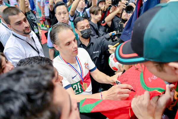 After the game, the players interacted with the audience. After the game, the players interacted with the audience.