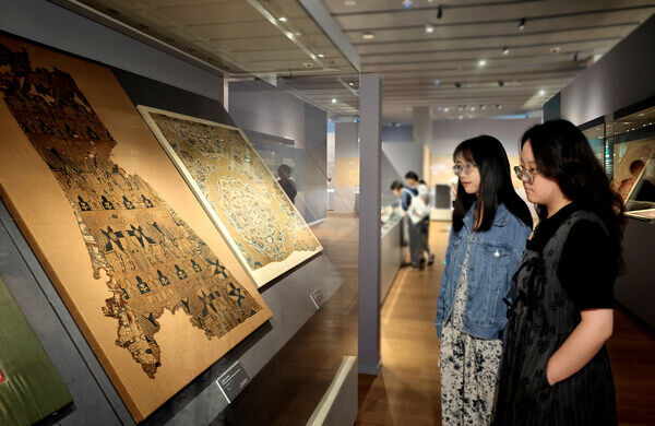 Inaugurada en la Universidad de Zhejiang la exposición "Comunicación e innovación: civilizaciones asiáticas en la ruta de la seda"