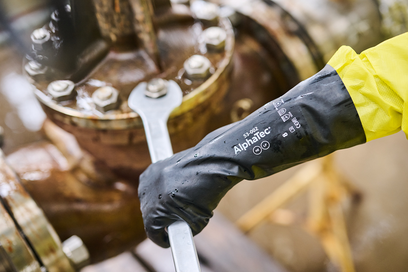 8 AlphaTec 53-002 Black with AlphaTec 3000-111 Yellow - Application Image.png