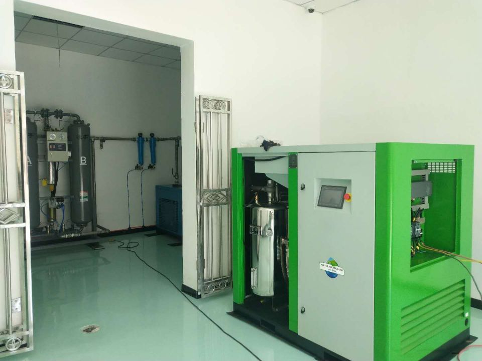 Oil-free water-cooled screw air compressor