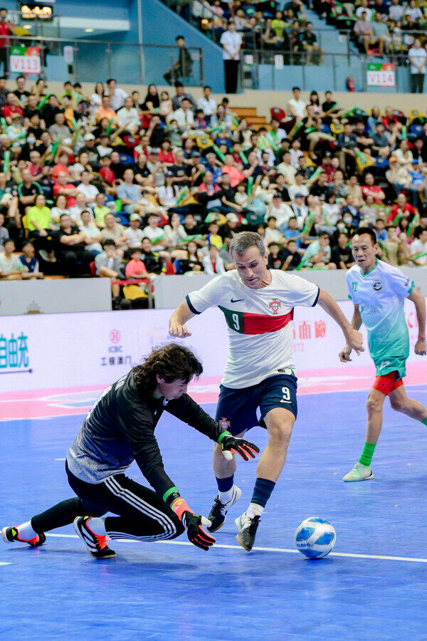 The excitement of the “SJM Five-a-side Football Friendly: Portugal Icons vs. GBA Flying Dragon” game kept the audience cheering non-stop. The excitement of the “SJM Five-a-side Football Friendly: Portugal Icons vs. GBA Flying Dragon” game kept the audience cheering non-stop.