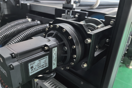 Y-axis servo motor paired with a high-precision RV reducer.png