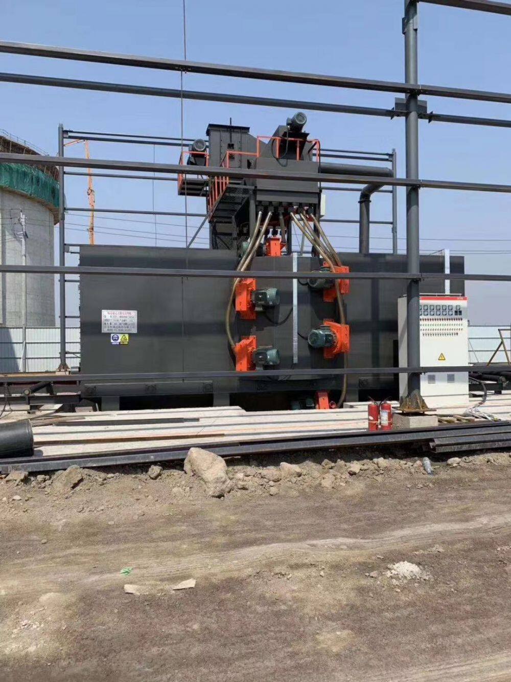 What are the components of a roller conveyor rust removal machine?