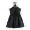 Vestido com ajuste slim e design casual, exclusivo e versátil, com elegante listra de renda no pesco?o