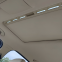 Interior de automóvil que utiliza materiales de alta calidad para el techo del automóvil, como terciopelo, ante, telas compuestas, etc., con una capa de esponja adherida en la superficie.