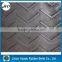 Industrial large angle patterned ribbed chevron conveyor belt
