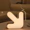 Mayorista de lámparas de noche LED recargables por USB en forma de flecha volteable de nuevo dise?o, lámparas de mesa mini de ABS para habitaciones de ni?os, fiestas y tiendas