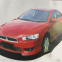 Автомобиль Mitsubishi Lancer окружен передними и задними рампами, а рампы имеют выступы снизу.