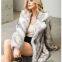 Casaco de paletó feminino branco e preto com detalhes de pelúcia falsa de 2025, roupa exterior de inverno elegante de comprimento médio