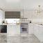 L-образные идеи от California Custom Cabinetry. Белые кухонные шкафы с высокоглянцевым лаком, современными ручками из дерева. Продажа.