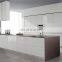 L-образные идеи от California Custom Cabinetry. Белые кухонные шкафы с высокоглянцевым лаком, современными ручками из дерева. Продажа.