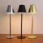 Lámpara de mesa de moda atmosférica de arte de hierro nórdico LED con control táctil de brillo, de metal y protección visual, para bares, salones, dormitorios y hoteles