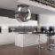 L-образные идеи от California Custom Cabinetry. Белые кухонные шкафы с высокоглянцевым лаком, современными ручками из дерева. Продажа.