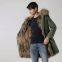 Nuevo estilo de abrigo cálido de oto?o e invierno europeo y estadounidense. Abrigos de invierno de longitud mediana de color verde militar. Ropa de algodón con verdadera piel de zorro.