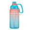 Eco friendly bpa free plastic half gallon water bottles jug tumbler leakproof 64OZ kettle jug with time market gym sports bottle