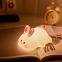 Lámpara de silicona de conejo cartoon, bonitas luces nocturnas de conejo para el dormitorio, lámpara de conejo de cara grande con carga, luces para dormir al darles una palmada