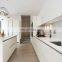 L-образные идеи от California Custom Cabinetry. Белые кухонные шкафы с высокоглянцевым лаком, современными ручками из дерева. Продажа.