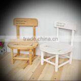 Маленькие и элегантные детские стулья из светлого соснового дерева