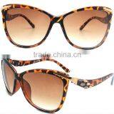 Fashion Beautiful Lines Plastic Sunglass thumbnail-1