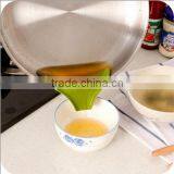 Creative Silicone Soup Funnel Water Deflector Cooking Tool Kitchen Gadget / Silicone Soup Funnel Kitchen Tool thumbnail-2