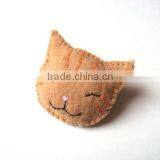 2017 Hot New Bestselling Product Wholesale Handmade Cute Funny Smile Cat Pin Felt Animal Brooch for Coat Made in China
