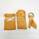 Набор из трех предметов с изображением маленького льва. Подушка-комфортер для младенца, плед и зубочиститель в виде кроличьих ушей