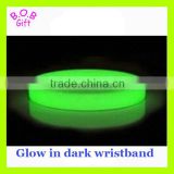 Cheap custom glow in dark silicone wristbands